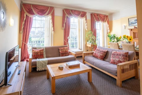 Top performing Airbnb: Georgian Square Free Parking 10min to CC in Birkenhead