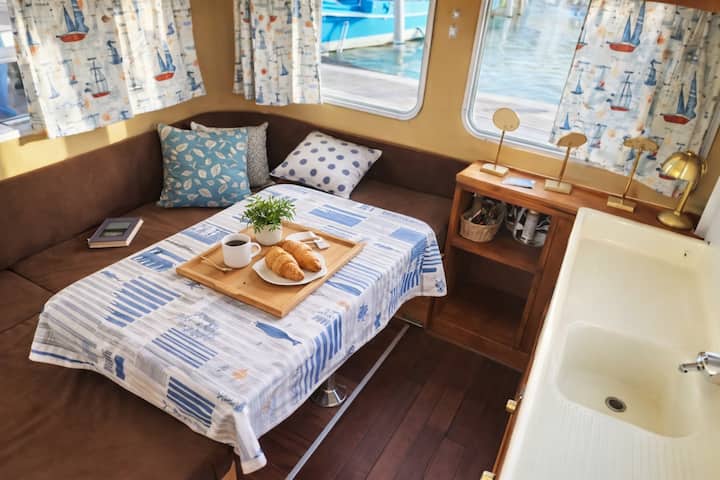 Charmant Bateau Sans Permis à Quai Ou Navigation - Saint-Jean-de-Losne