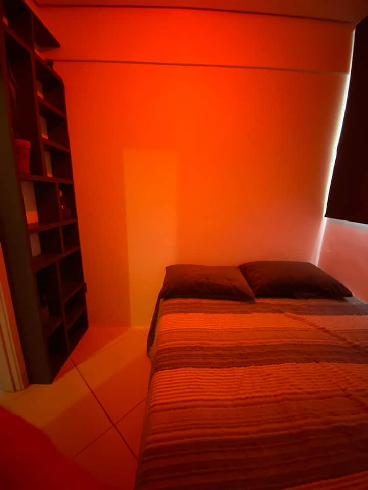 חדר 2, עם מיטה זוגית.