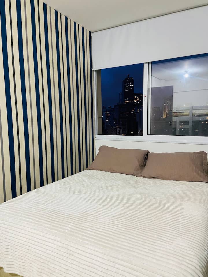 חדר 1, עם מיטה זוגית ומיטת קומתיים עם מיטת עזר ונוף מדהים לעיר...