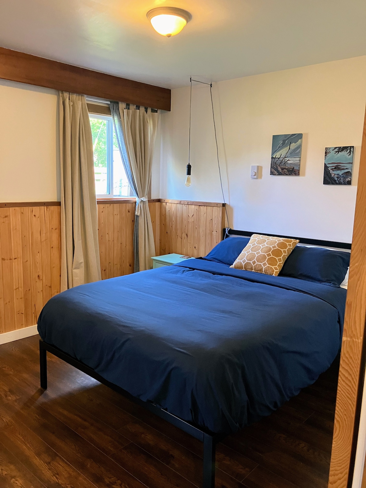 Queen size bed located in the bedroom. 