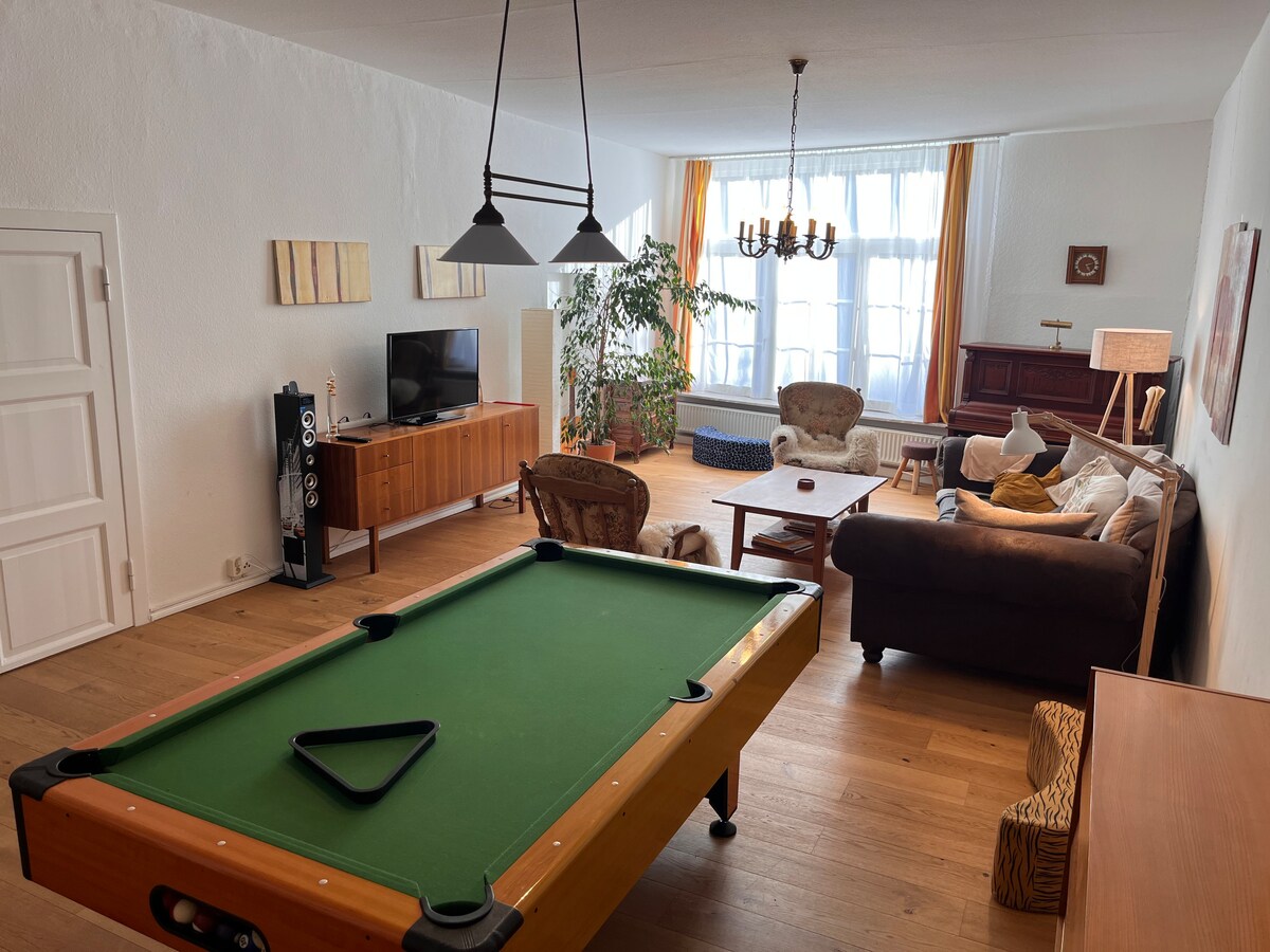 Gran sala con mesa de billar