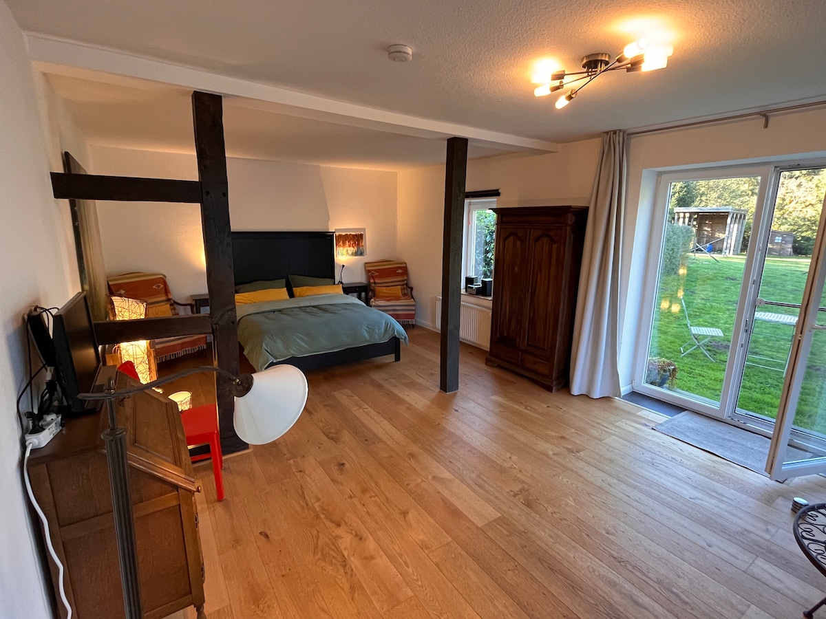 Dormitorio grande con cama matrimonial de 160 x 200 cm