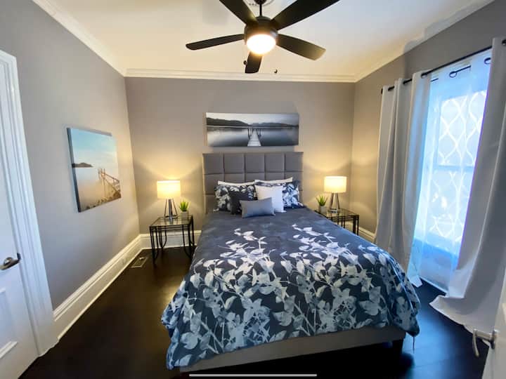 ✨ Nádherná druhá spálňa✨
Vstúpite do relaxácie v druhej spálni s luxusným matracom veľkosti Serta Queen, čistou bielou posteľnou bielizňou a zatemňovacími závesmi pre pokojný spánok. 