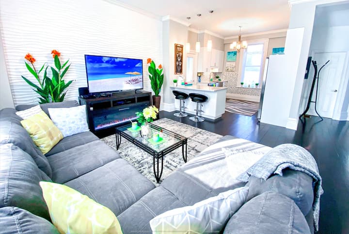 Peaceful, Central Stay | Sleeps 6 | Parking + Deck - Peterborough, Canadá