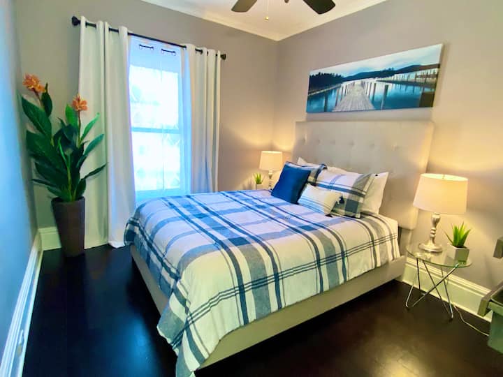 ✨Zažite úžasnú tretiu spálňu✨ 
S plyšovým matracom veľkosti Serta Queen, čistou bielou posteľnou bielizňou a zatemňovacími závesmi. Táto izba na druhom poschodí so stúpajúcimi 9-palcovými stropmi, ventilátormi a dostatkom priestoru v skrini je stelesnením pohodlia a štýlu.
