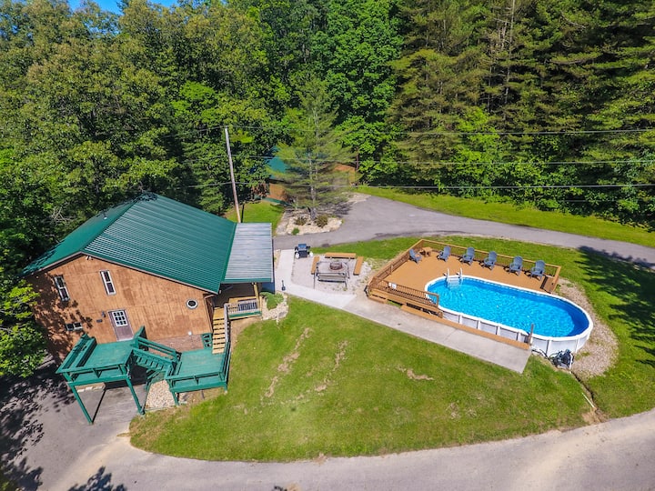 Hocking Hills Luxury Lodge with swimming pool