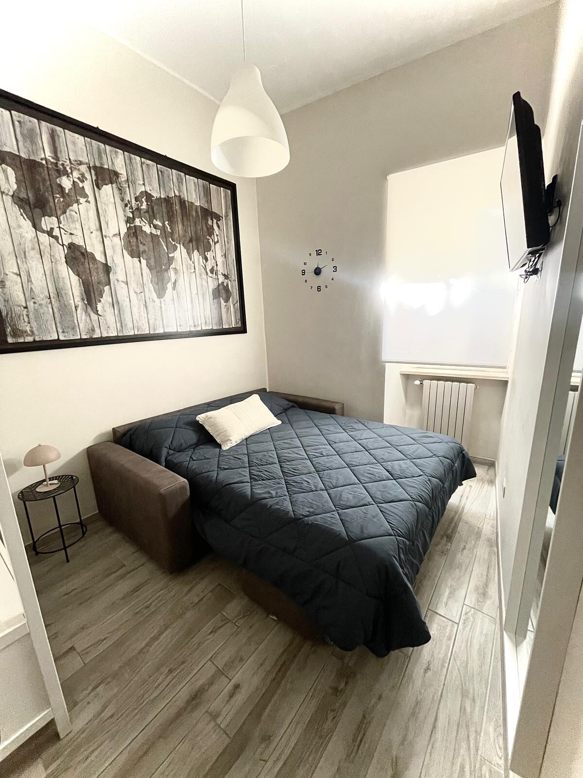 ห้องนอนพร้อมโซฟาเบดสไตล์ฝรั่งเศส