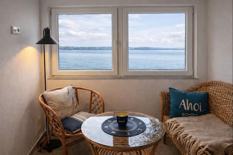 Top Airbnb: Small Bungalow with direct Water View. Apartment 2 in Mönchgut