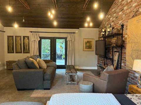 Successful Airbnb property: Downtown Urban Industrial Studio in Salinas