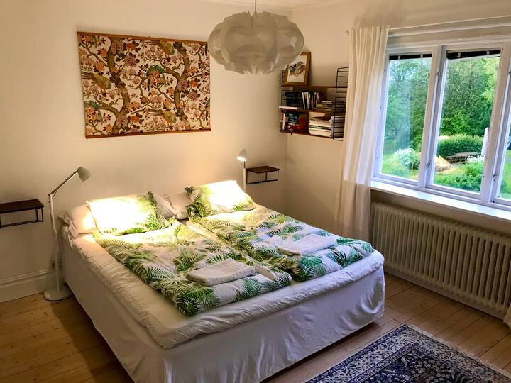 ห้องนอนใหญ่พร้อมเตียงปรับระดับได้ 80 ซม. 2 เตียง