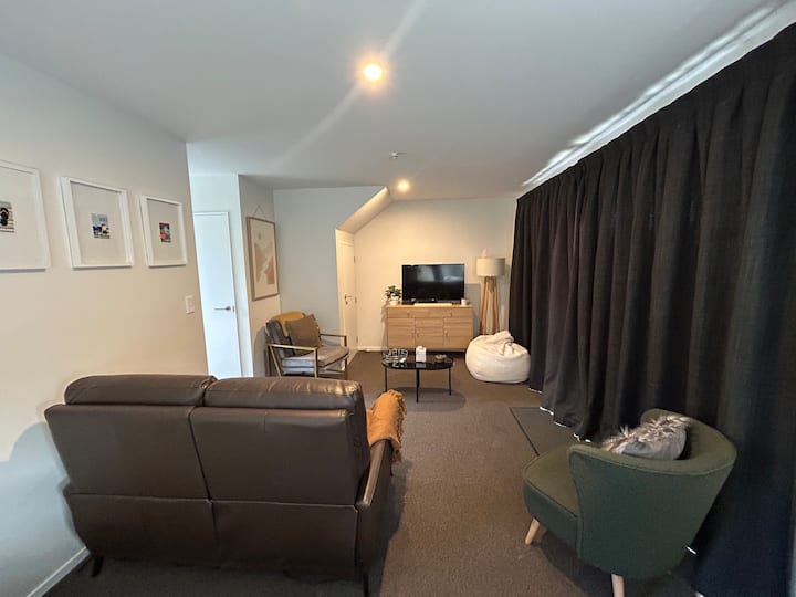 'Two's Terrific!' Room For You.. And Them! - Queenstown