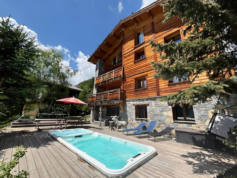 Prestigious Chalet for 18 Guests, Pool & Jacuzzi