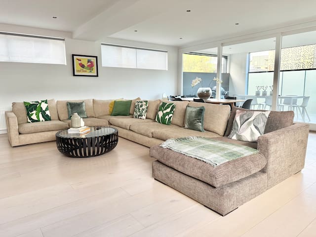 Stylish and Spacious Contemporary Apartment in St Kilda