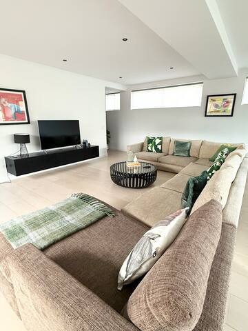 Stylish and Spacious Contemporary Apartment in St Kilda gallery image 2