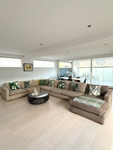 Stylish and Spacious Contemporary Apartment in St Kilda gallery image 3