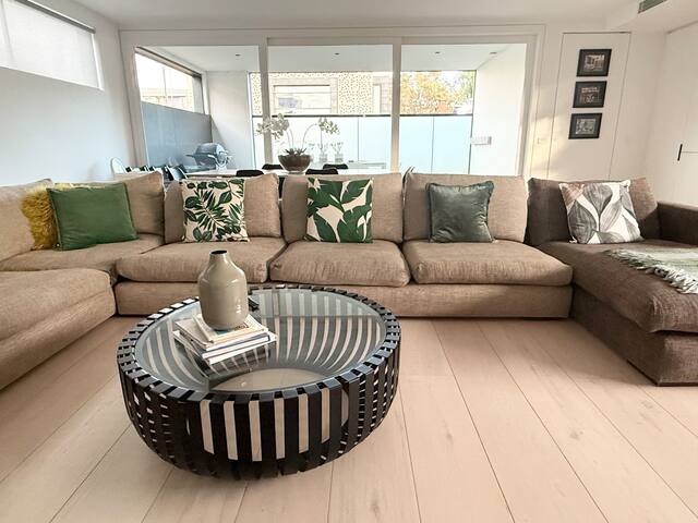 Stylish and Spacious Contemporary Apartment in St Kilda gallery image 5