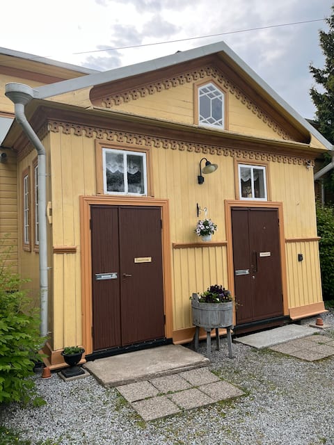 Apartment Ruustinna - wooden shelf in the center