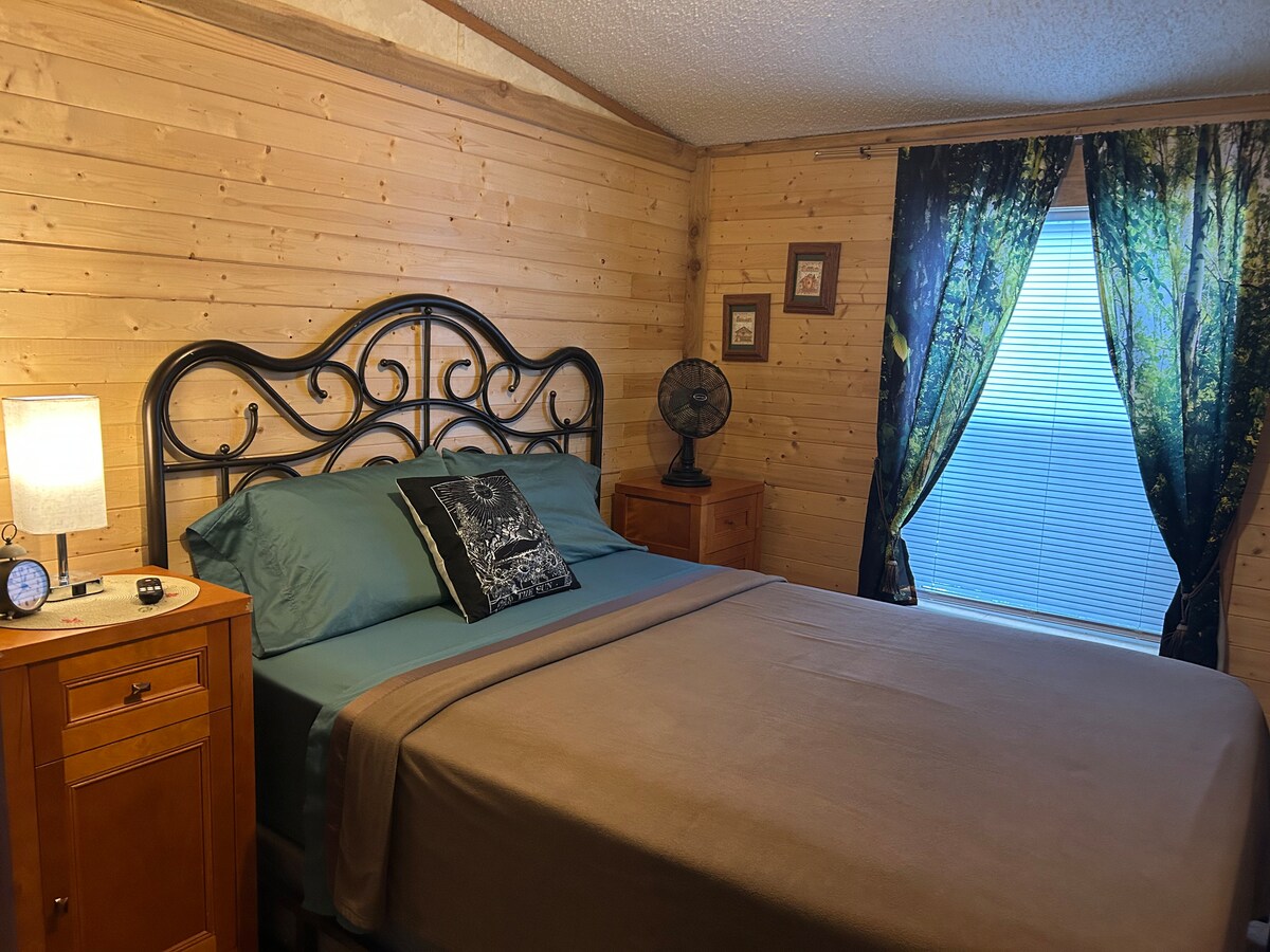 Suite private entrance peaceful forest property