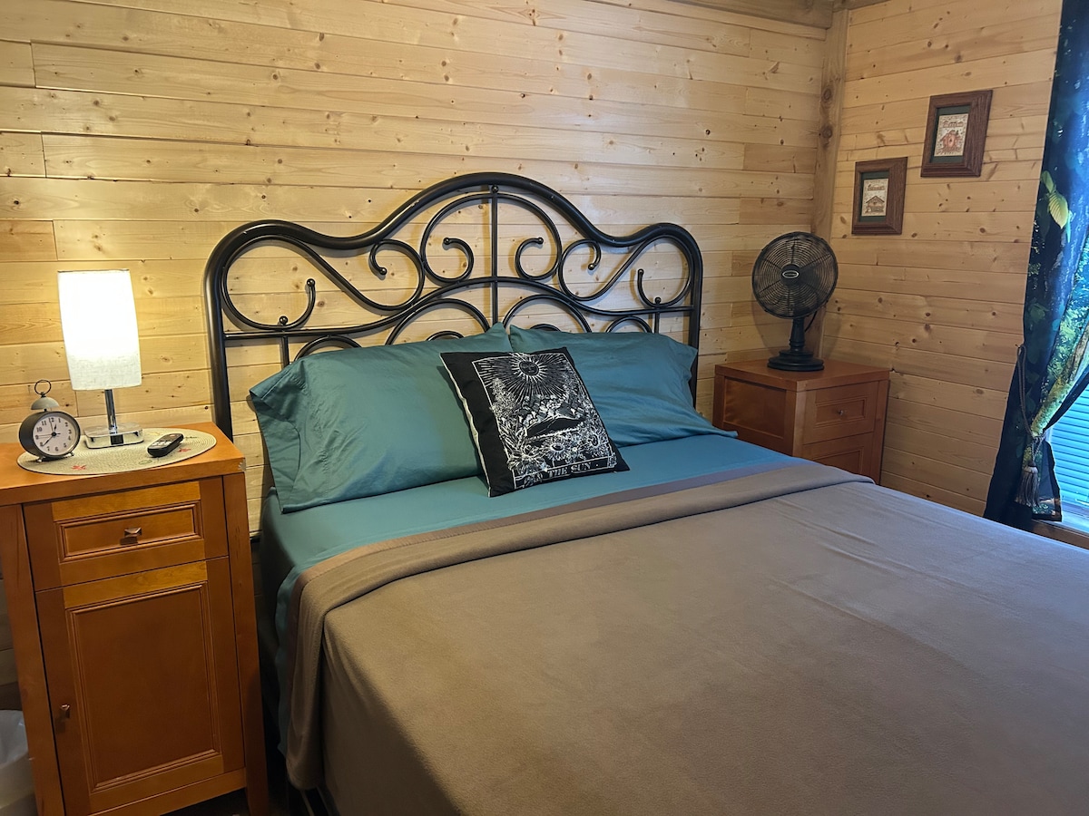 Suite private entrance peaceful forest property