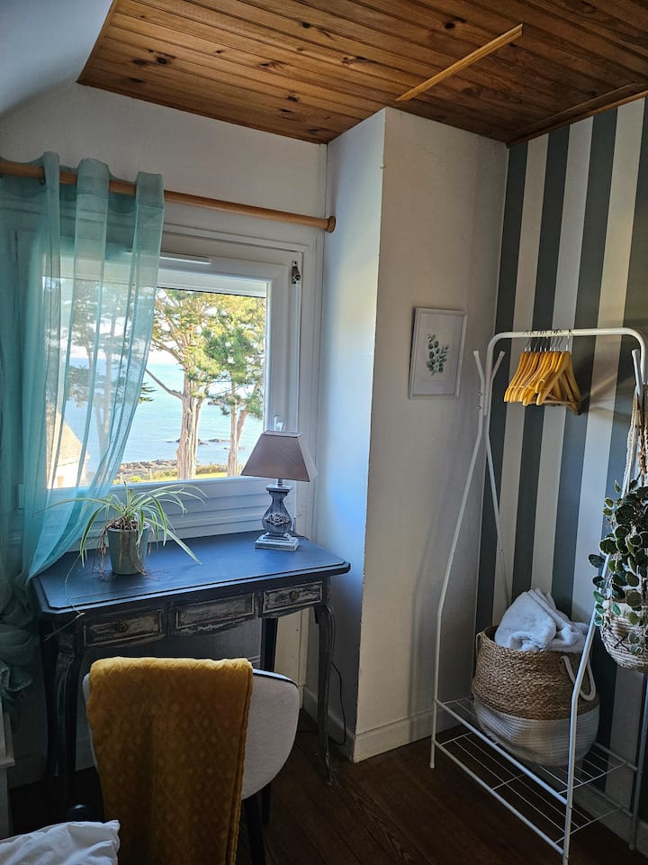 Красива гледка към морето от тази малка стая.