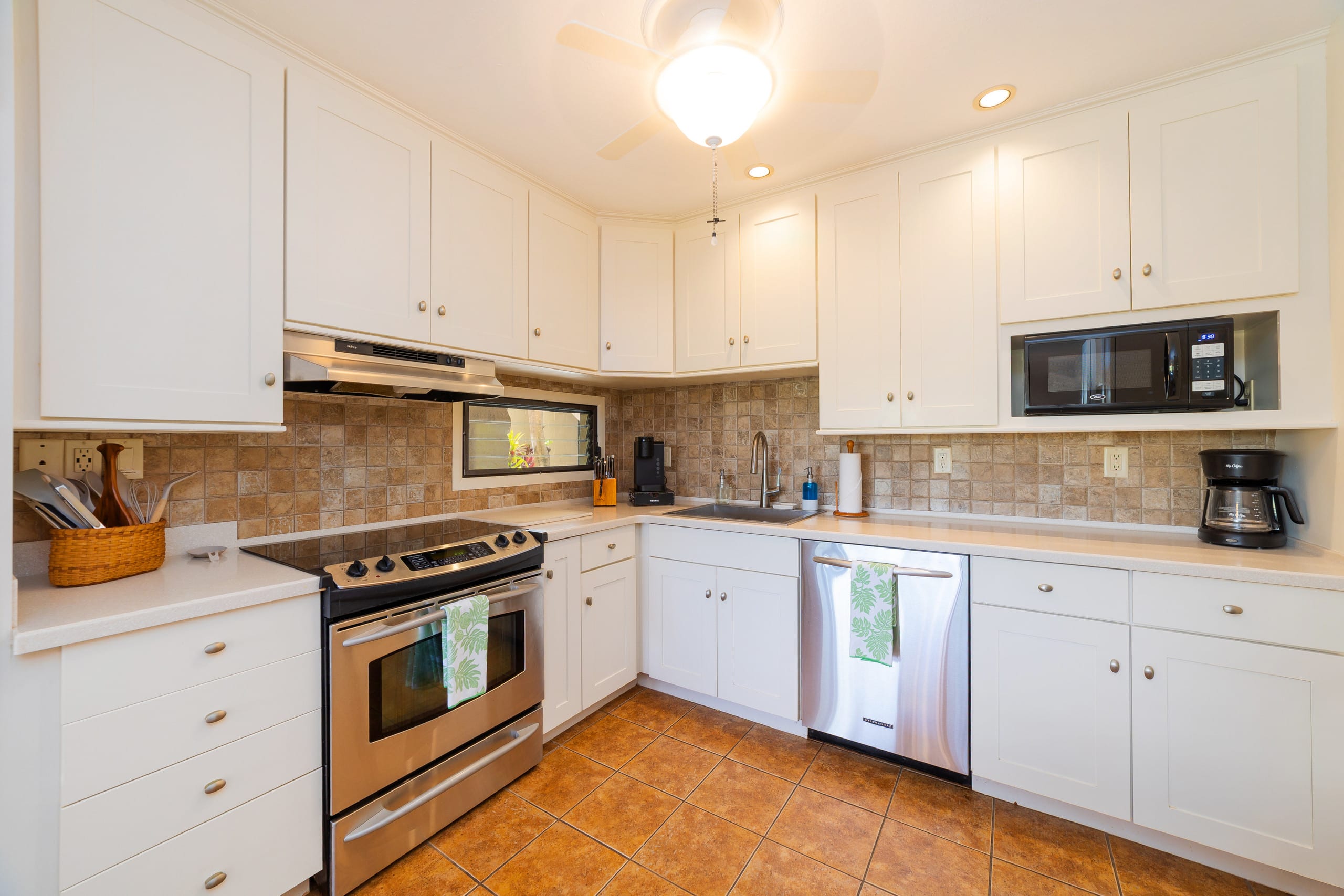 Condo in Kailua-Kona · ★4.92 · 2 bedrooms · 2 beds · 2 private baths - Image 13