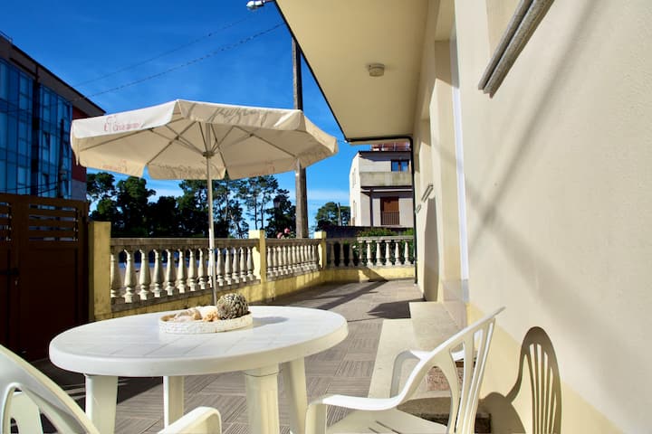 Casa De Playa Galicia: Jardín, Terraza Y Parking. - Boiro