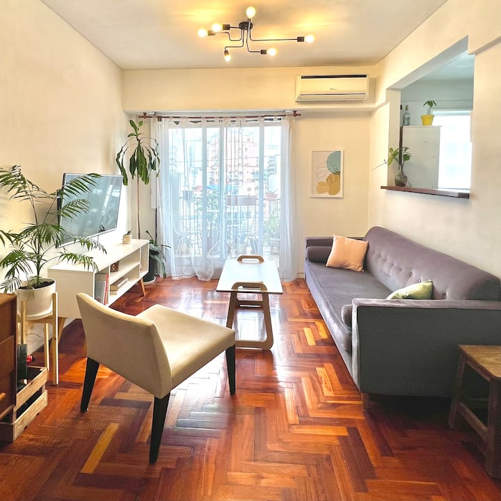 Bright two-room apartment in Almagro with balcony