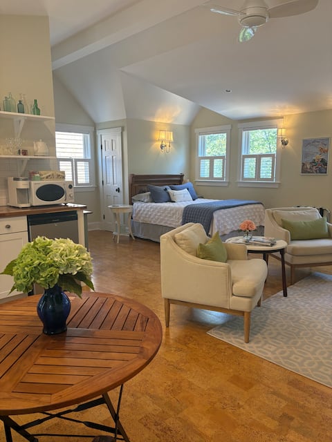 Successful Airbnb property: Quiet Hide Away in Marthas Vineyard