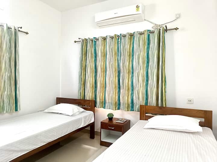 明るく風通しの良いこの居心地の良い寝室は、落ち着いた滞在のために設計されています。 お部屋には快適なシングルベッドが2台、日中はソファとしても使える折りたたみ式マットレス、すべての荷物に収まるクローゼットが備わっています。