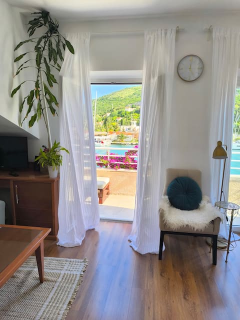 Top performing Airbnb: Cozy Seafront Apartment - Sea View And Parking in Rožat
