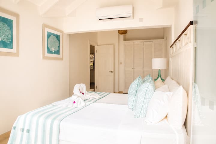Quarto #2 com cama King Size.  A cama também pode ser dividida em 2 camas de solteiro.  Ar-condicionado, banheiro privativo e varanda.