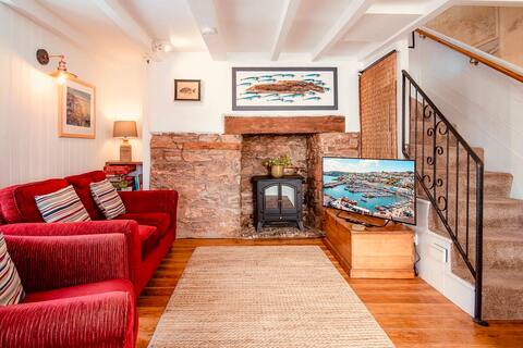 Successful Airbnb property: Harbour views, location & character - with parking in Brixham
