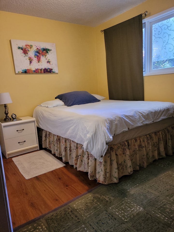Cette petite chambre dispose d'un revêtement de sol stratifié avec un tapis en laine pour plus de chaleur.