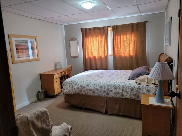 La plus grande chambre de la maison. Lit confortable sur le dessus de l'oreiller queen. Draps occultants à mesure qu'il y a la lumière du soleil du matin.