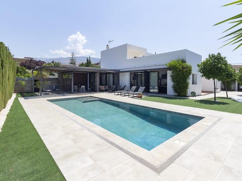 Exclusive Villa with garden and pool