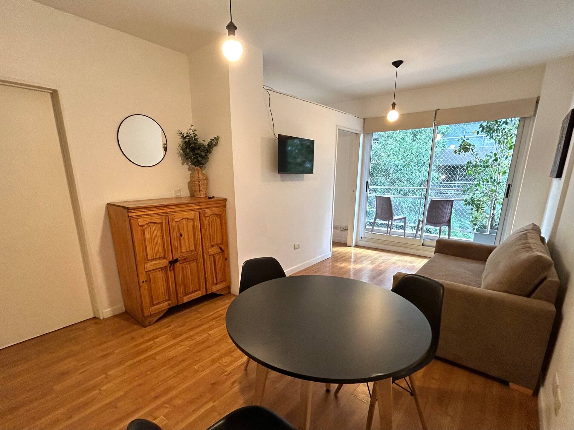Studio apartment with street-facing balcony in Colegiales