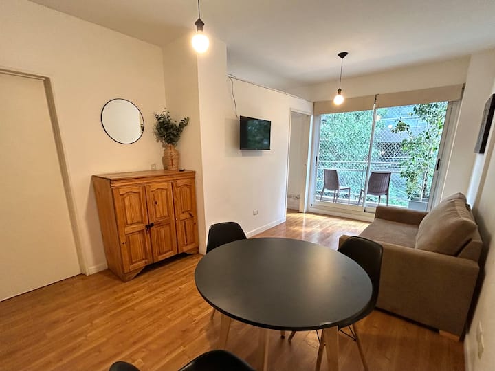 Studio apartment with street-facing balcony in Colegiales