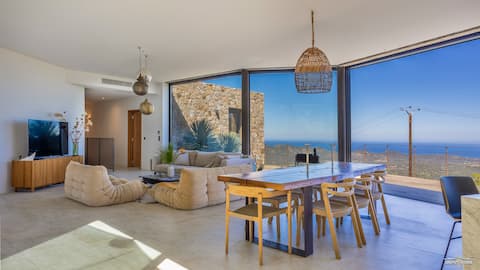 Architect-designed villa with panoramic views