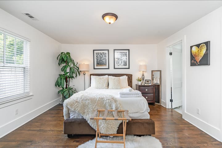 เตียงควีนไซส์ติดกับห้องน้ำเต็มรูปแบบ 