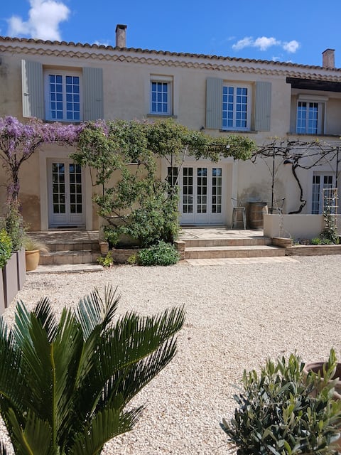 Lou Canto Cigalo gîte, swimming pool and garden