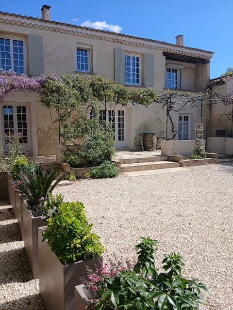 Lou Canto Cigalo gîte, swimming pool and garden