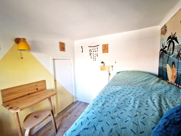 Krevet dimenzija 80 x 200 cm, ladice za odlaganje ispod kreveta, mali radni stol i izravan izlaz na terasu