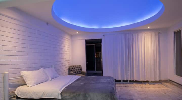Recámara extra tipo loft disponible solo para más de 18 huéspedes o bajo solicitud especial. Apertura con costo adicional