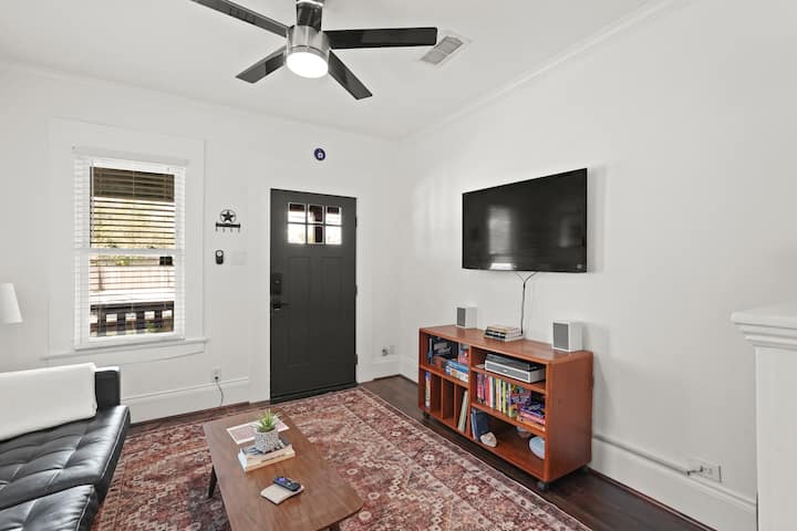 Vintage Oasis Near Stadiums & Downtown, Huge Yard - Houston, TX