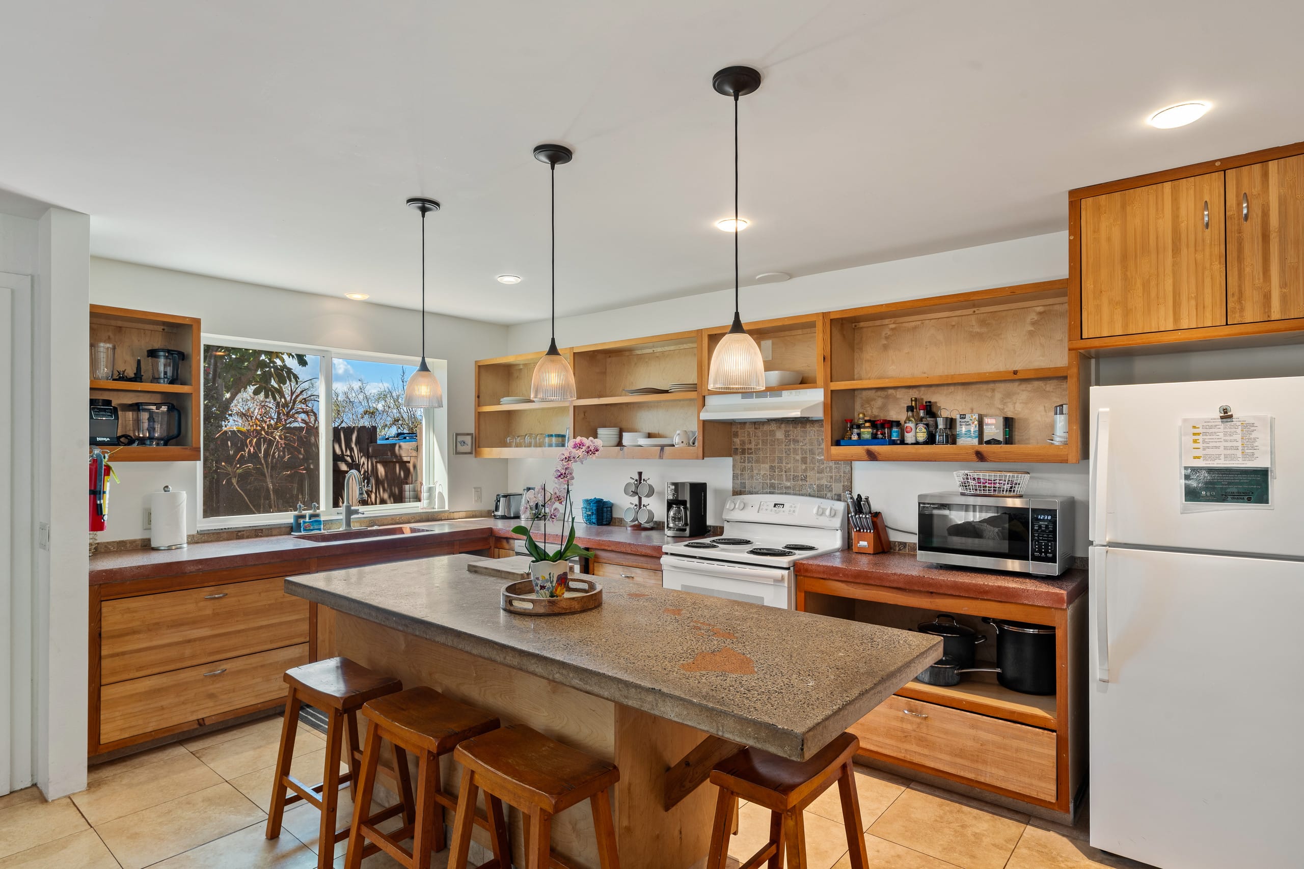Home in Paia · ★4.9 · 2 bedrooms · 2 beds · 2 baths - Photo 13