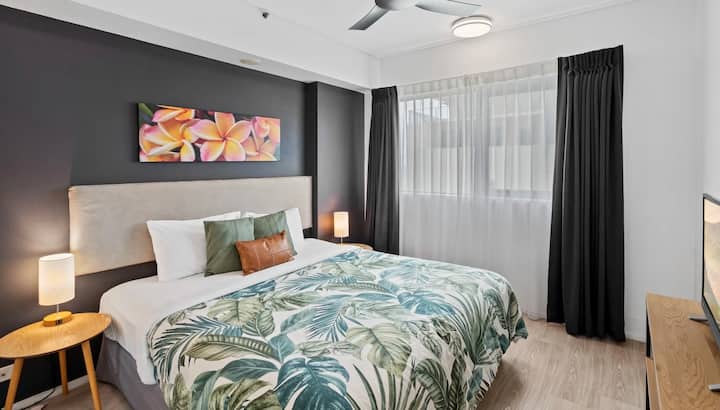 El segundo dormitorio tiene una cama tamaño king con la parte superior acolchada.