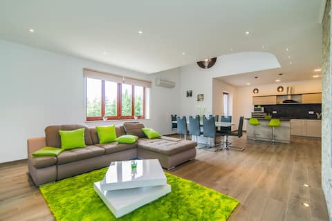Milohanic luxury - three-bedroom iv with balcony