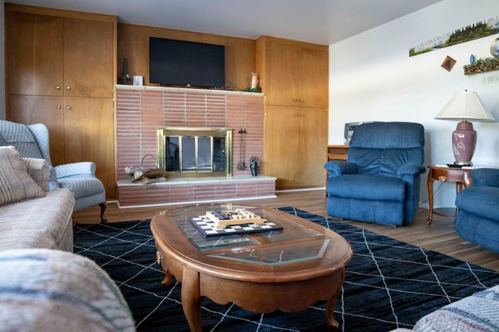 Lg Family Home Great Location W/golf Course View - Pueblo, CO