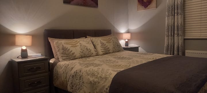 אין טלוויזיה בחדר השינה לשקט ושלווה. 